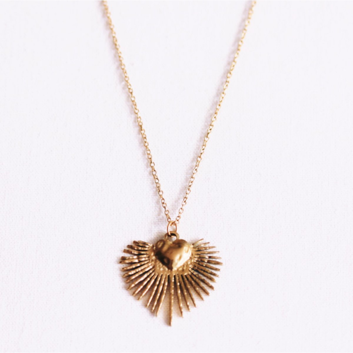 Delicate necklace with heart and rays