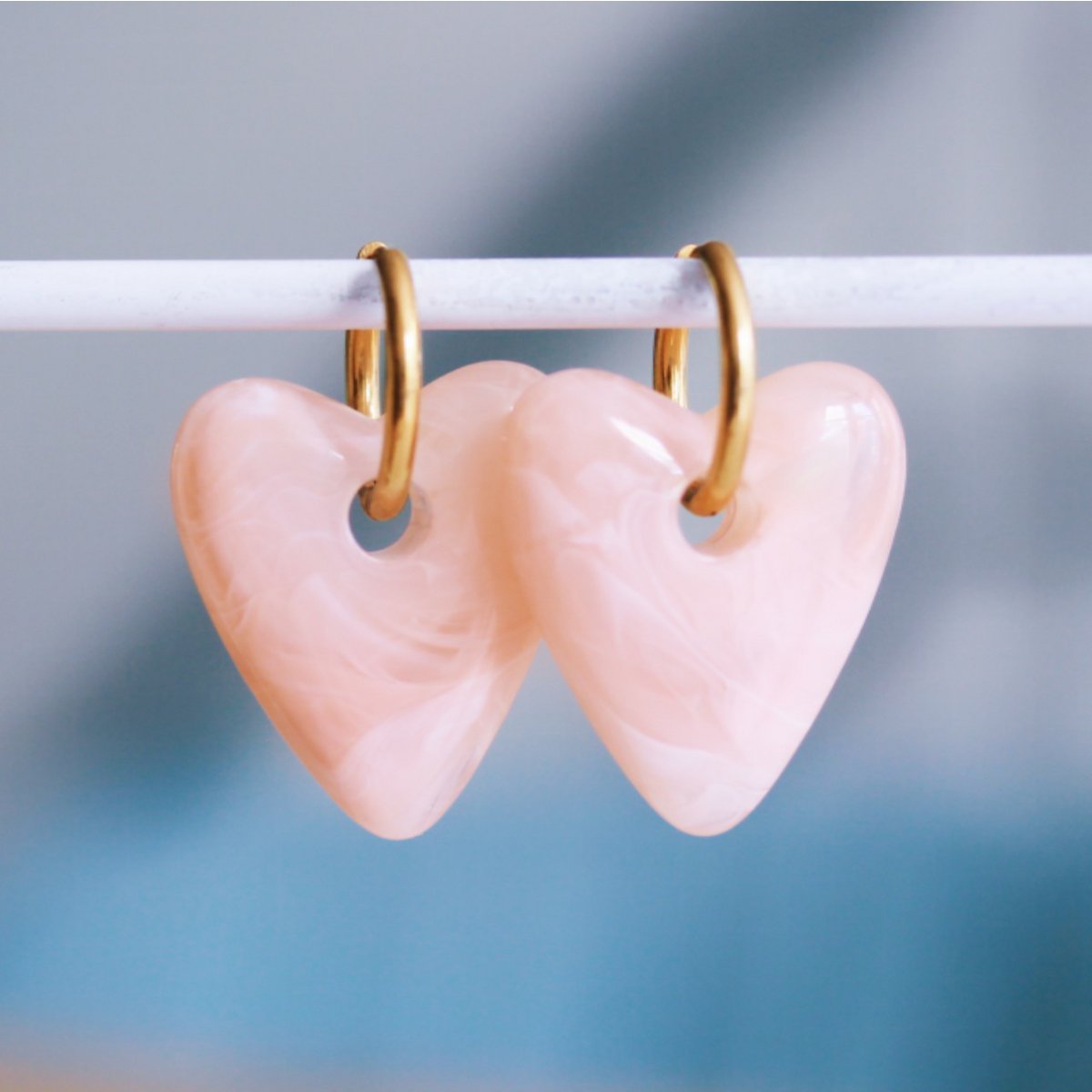 Stainless steel hoop earring with resin heart XL - light pink