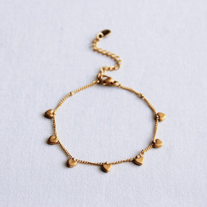 SA853: Charm bracelet with mini hearts – gold