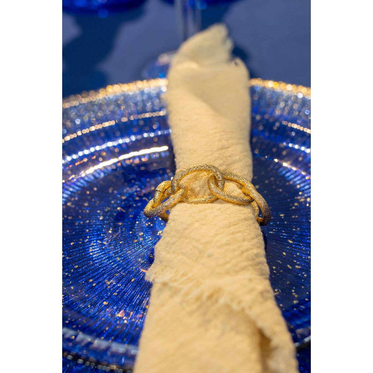 Lot of 4 round of gilded chain towel