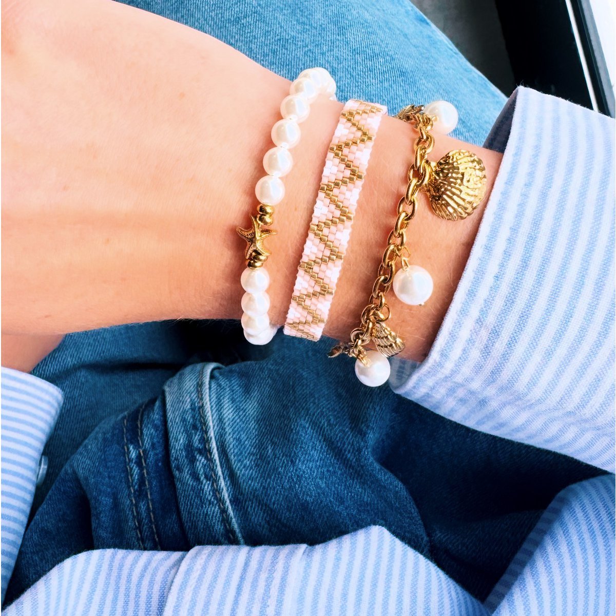 Charm bracelet with shells, starfish and pearls