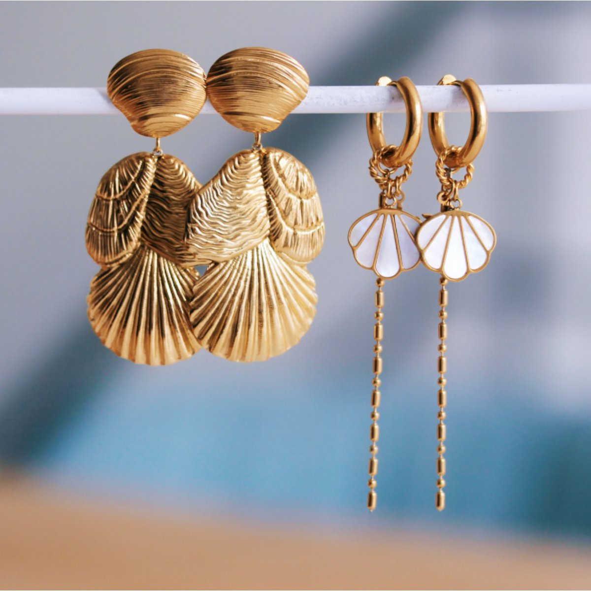 Wide hoop earrings with twisted ring, shell, starfish and small chain - mother-of-pearl