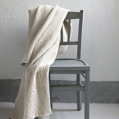 Maia Chalk stonewashed throw 280 x 260