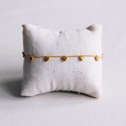 SA853: Charm bracelet with mini hearts – gold