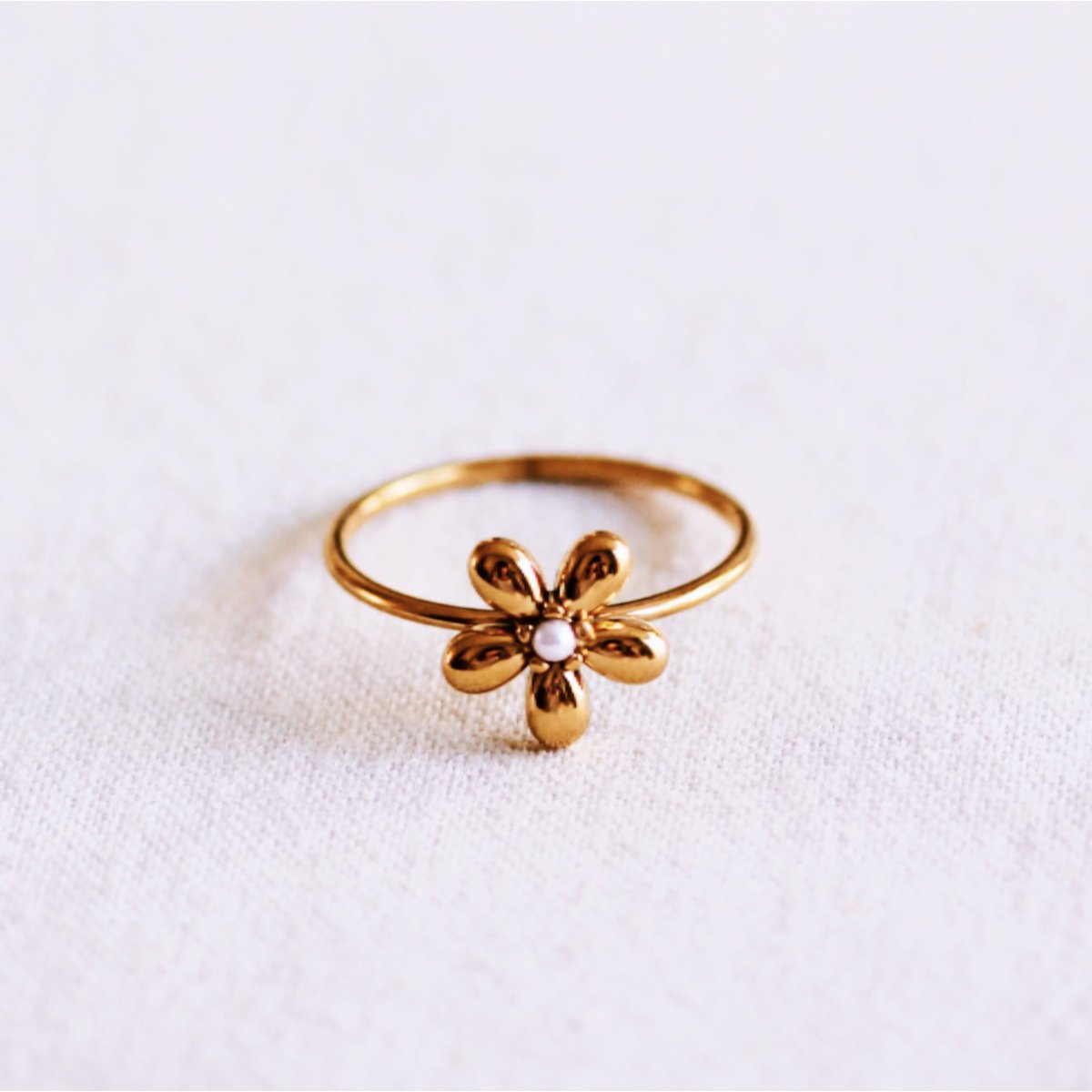 Ring with flower and mini pearl