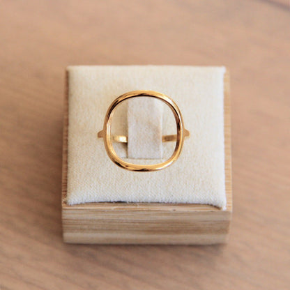 Steel ring with open round - gold - R677