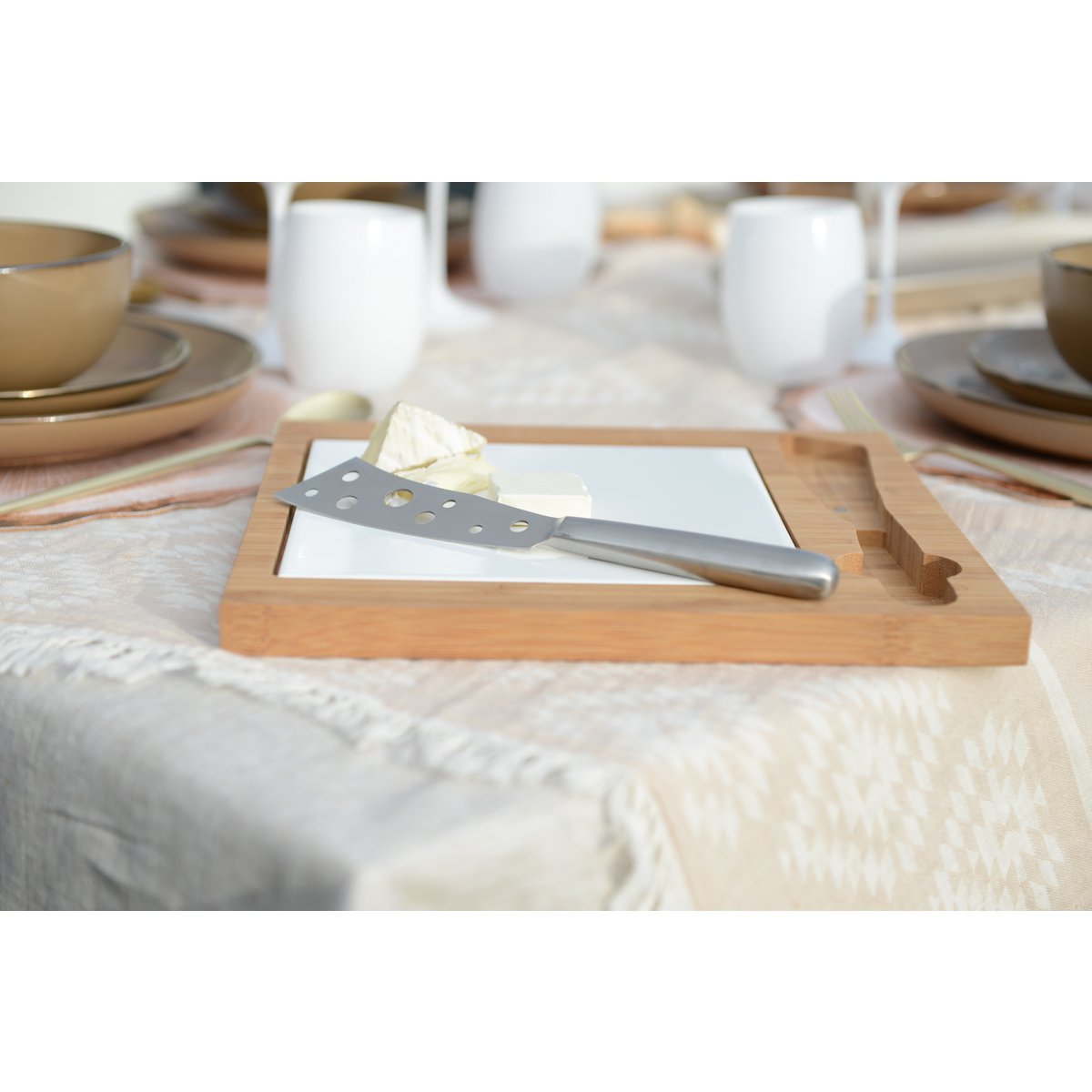 BAMBOO AND PORCELAIN CHEESE BOARD WITH STAINLESS STEEL KNIFE