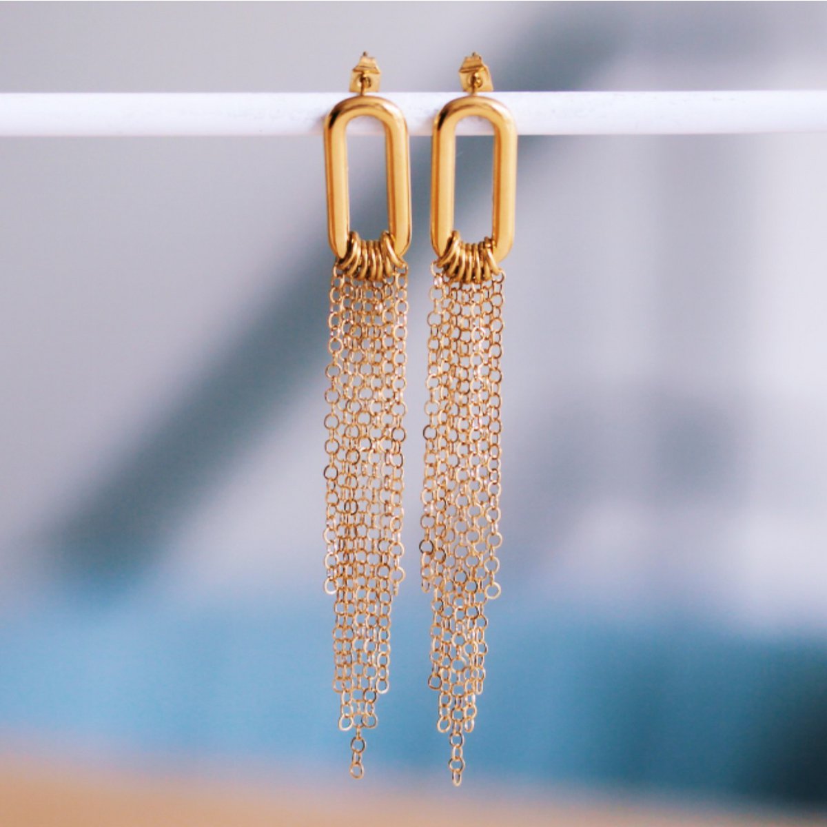 Oval earring with chain
