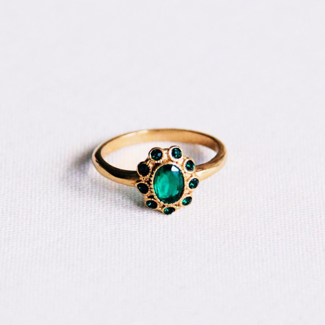 R612: Stainless steel vintage ring with green stones - gold