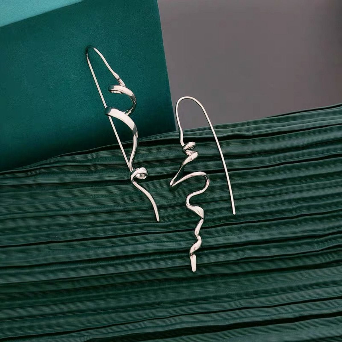 Minimalist Swirl Line Drop Earring