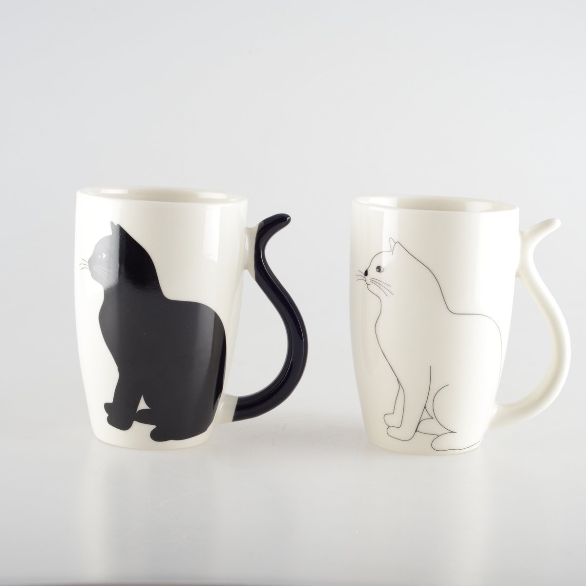 BLACK AND WHITE CAT CUPS WITH TAIL-SHAPED HANDLE - SET OF 2