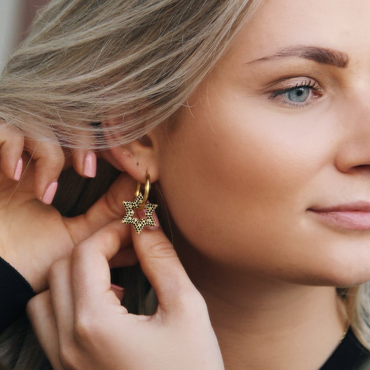 Stainless steel hoop with crystal star - black/gold