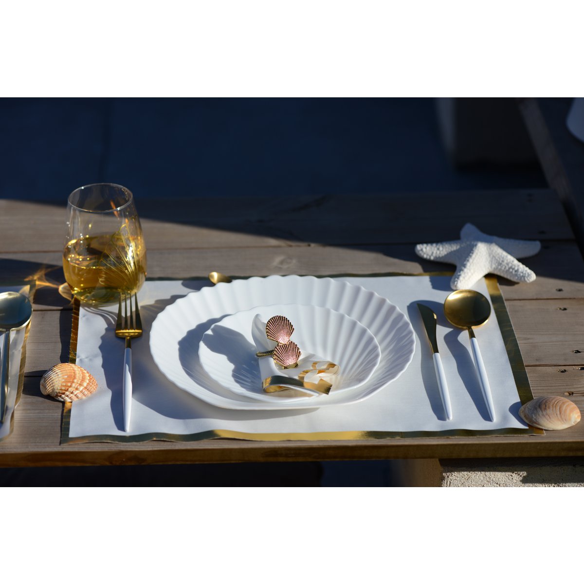 DISPOSABLE PLATE COVER 31.5x45CM WHITE AND GOLD ROLL 32PIECES