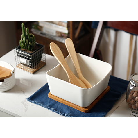 PORCELAIN AND BAMBOO SALAD BOWL WITH CUTLERY