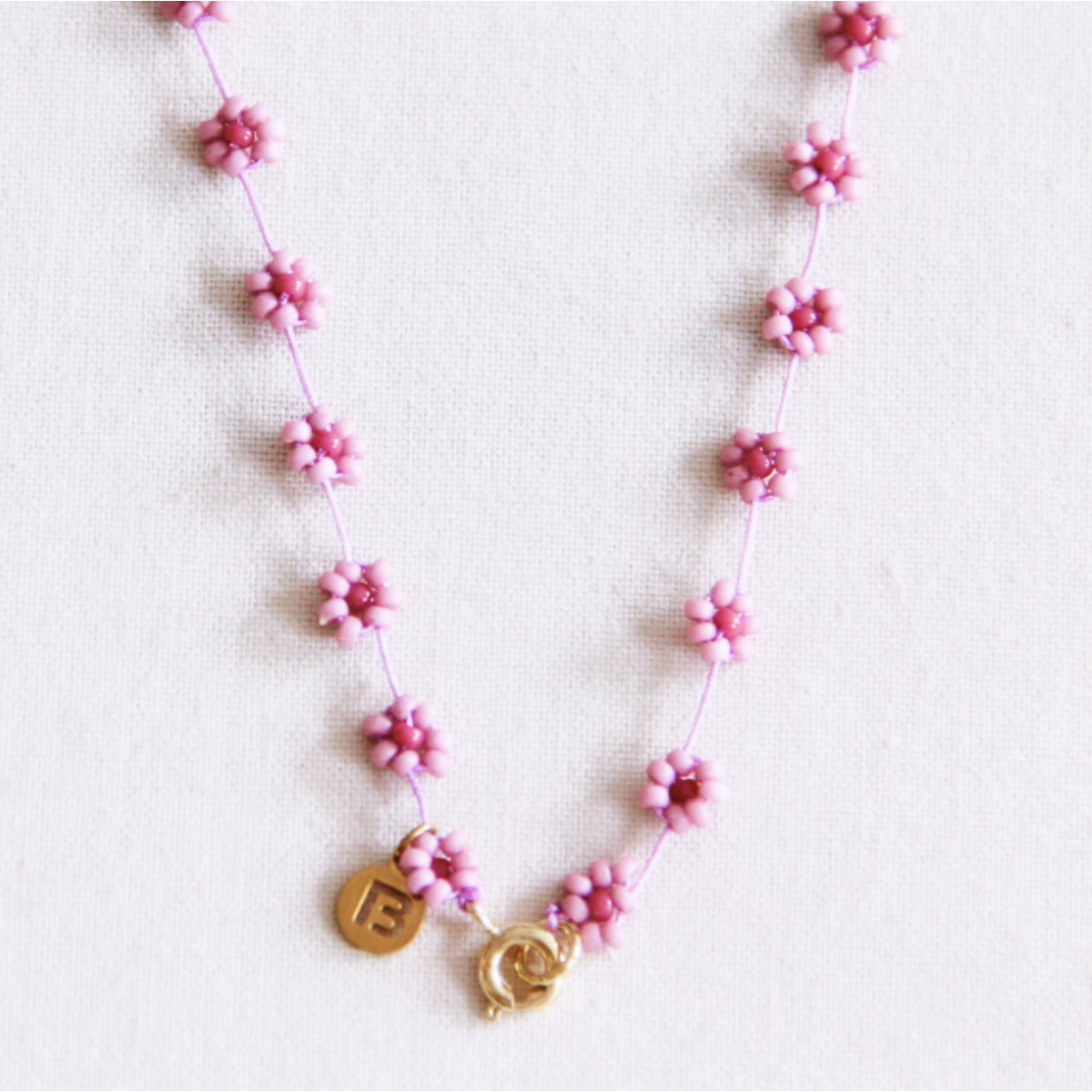 Daisy flower necklace - lilac