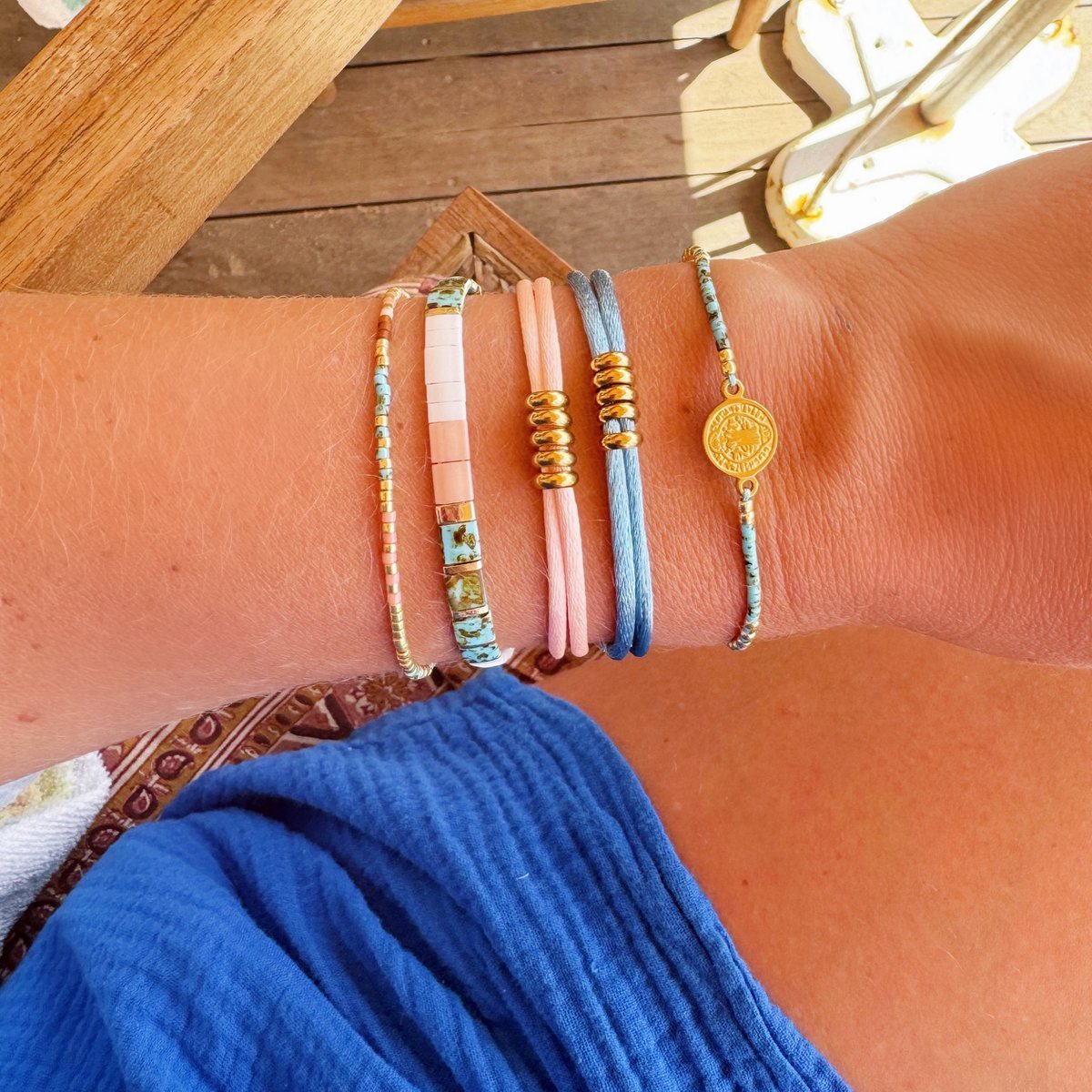 Satin bracelet with rings - salmon/gold